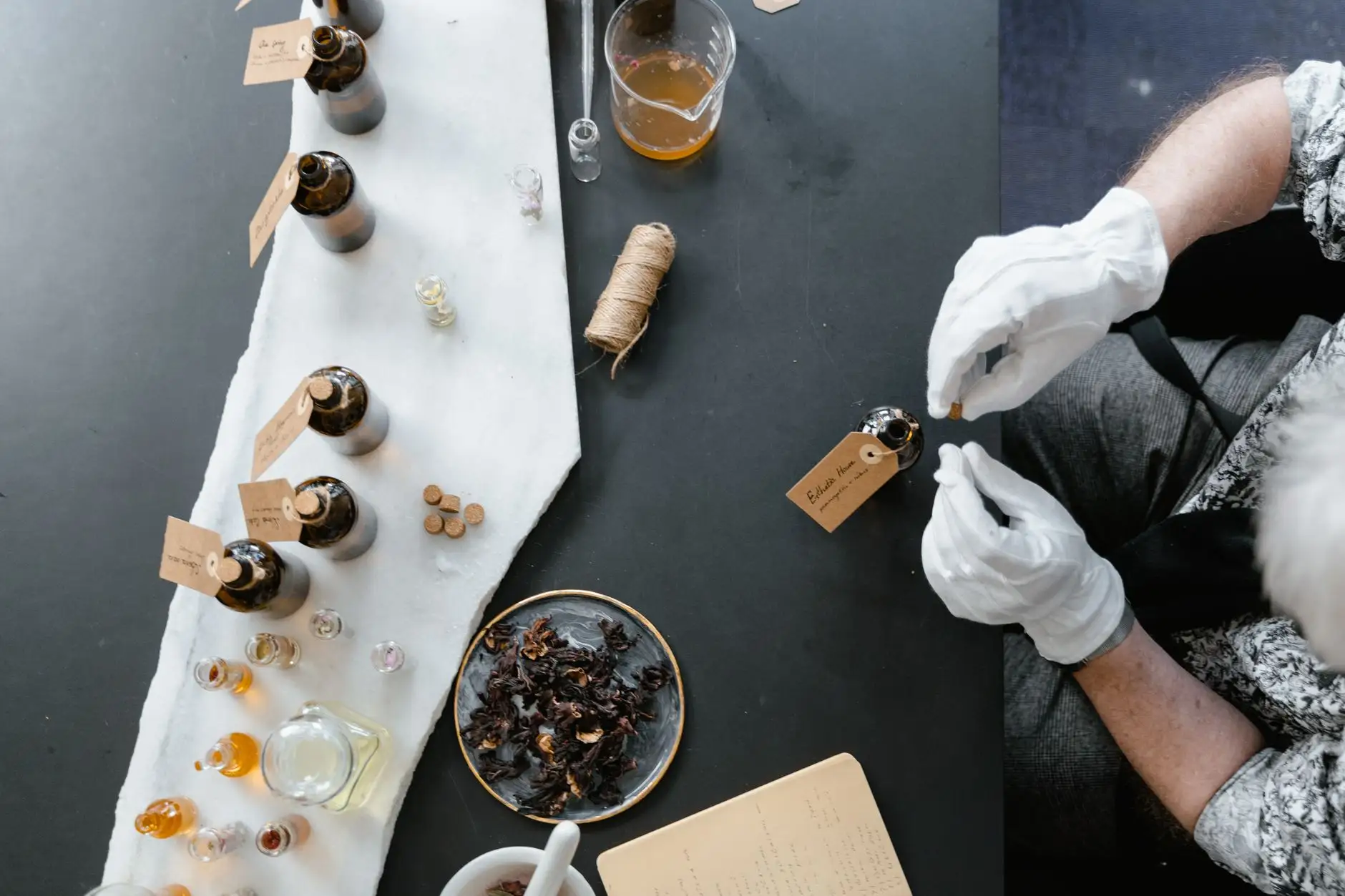 大连如心茗茶2024新款茶具材质对比：紫砂与白瓷的实用差异分析