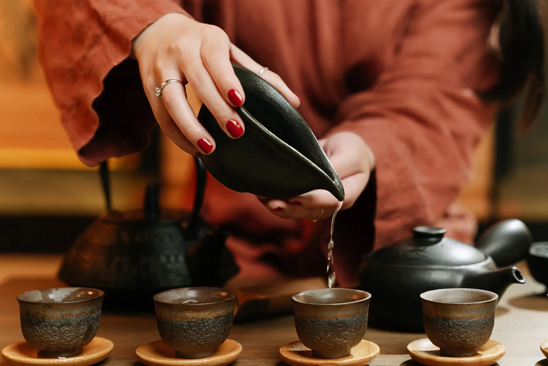 企业茶具采购方案：如心茗茶商行分享紫砂壶与盖碗的搭配选择与养护方法